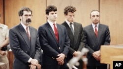 ARCHIVO - Lyle Menéndez (segundo izq), y su hermano, Erik (segundo der), flanqueados por sus abogados, durante su juicio en el Tribunal Municipal de Beverly Hills, el 13 de marzo de 1990.