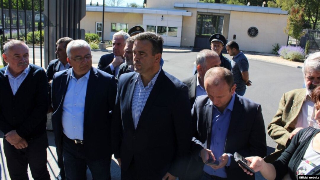 Lideri DF-a ispred američke ambasade, arhivska fotografija (rtcg.me)