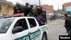 Policías se llevan a manifestantes que detuvieron durante enfrentamientos entre partidarios y opositores del presidente de Bolivia, Evo Morales, quien anunció su renuncia el domingo. Noviembre 11 de 2019. Reuters/Carlos García Rawlins.