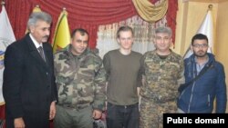 له‌ ڕاسته‌وه‌ ، سه‌بری عومه‌ر وه‌رگێڕ ، ڕێدور خه‌لیل گوته‌بێژی یه‌کینه‌کانی پاراستنی گه‌ل (یه‌په‌گه‌) ، یواکیم مێدن ڕۆژنامه‌وانی سویدی ، جوان ئیبراهیم به‌رپرسی ئاسایشی گشتی ڕۆژئاوا