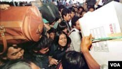 Ribuan pemudik lebaran berdesakan di stasiun Senen (foto: dok). Banyak pemudik memilih pulang pada H+1 karena harga karcis yang lebih murah serta menghindari antrian panjang saat membeli karcis.