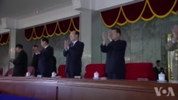 Des milliers se réunissent pour honorer l'anniversaire de Kim Jong (vidéo)