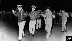 지난 1968년 1월 23일 북한에 납치된 미 해군 정보수집함 푸에블로호 승조원들. 당시 북한 관영매체가 공개한 사진이다.