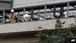 Un bombero inspecciona el área en el hospital Badim, en Río de Janeiro, Brasil, donde 11 personas murieron el viernes, 13 de septiembre, de 2019.