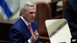 Ketua DPR AS Kevin McCarthy berbicara dihadapan anggota parlemen Israel di Yerusalem, pada 1 Mei 2023. (Foto: AP/Ohad Zwigenberg)