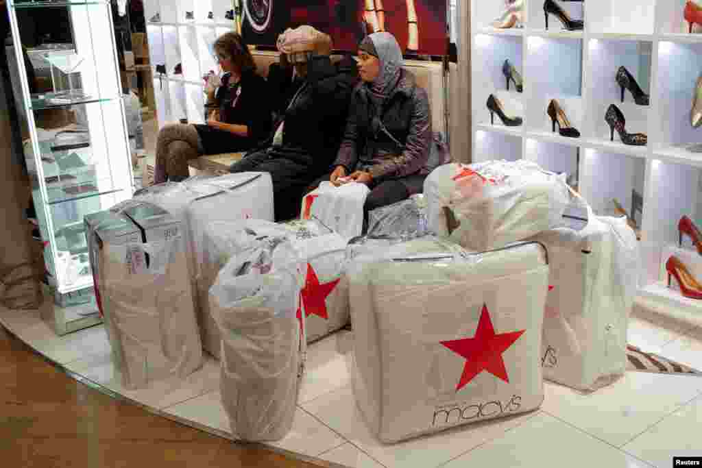 New York Manhattan&#39;da Macy&#39;s mağazasında müşteriler ödeme yapmak için sıra bekliyor&nbsp;
