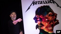 Lars Ulrich, co-fundador de Metallica, posa para la prensa antes de firmar copias del álbum "Hardwired to Self-Destruct". Londres, 17-11-16.