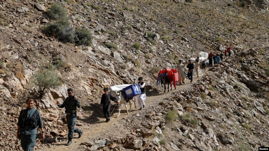 Rombongan membawa kotak suara dan keperluan pemilu lainnya berjalan di Shutul, Provinsi Panjshir, Afghanistan, 27 September 2019.