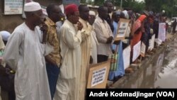 Vue de la manifestation des victimes devant leur siège à N'Djamena, le 11 juillet 2019. (VOA/André Kodmadjingar)