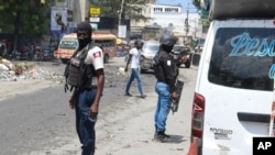 La Policía Nacional patrulla una calle en medio de la violencia de pandillas en Puerto Príncipe, Haití, el lunes 8 de abril de 2024.