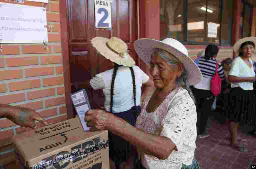 A woman casts her ballot at a polling station in Villa 14 de Septiembre, Oct. 12, 2014.