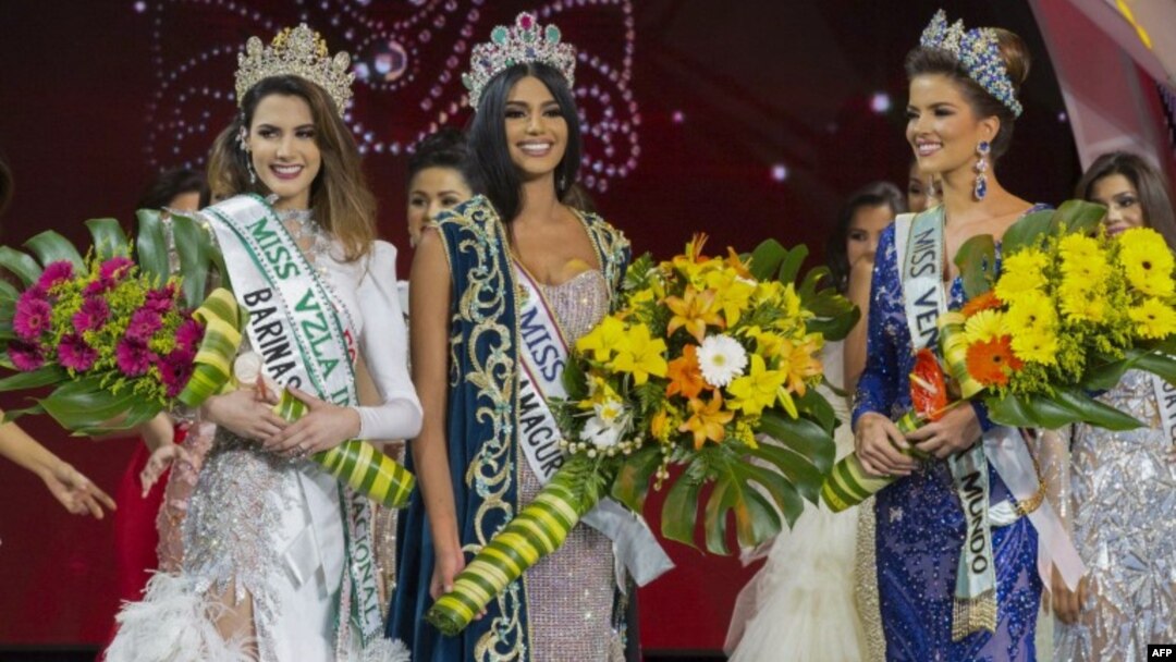 Sthefany Gutierrez, ganadora de Miss Venezuela 2017, posa junto a Veruska Ljubisavljevic (derecha) y Mariem Velazco, en Caracas, el 9 de noviembre de 2016.