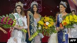 Sthefany Gutierrez, ganadora de Miss Venezuela 2017, posa junto a Veruska Ljubisavljevic (derecha) y Mariem Velazco, en Caracas, el 9 de noviembre de 2016.