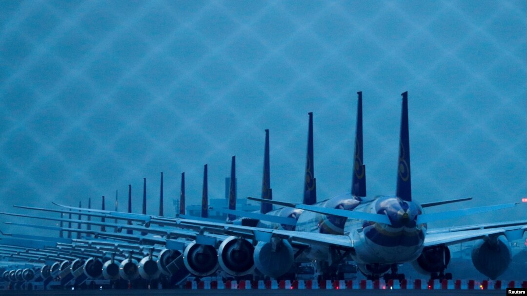 Pesawat maskapai Thai Airways diparkir di bandara Suvarnabhumi, Bangkok (25/5) karena pengurangan drastis jumlah penerbangan akibat pandemi. 