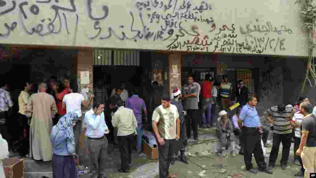 People gather at the Zenhoum morgue to identify loved ones and retrieve their bodies for burial following the deaths of hundreds of people in violence over the last week, in Cairo, August 19, 2013. 