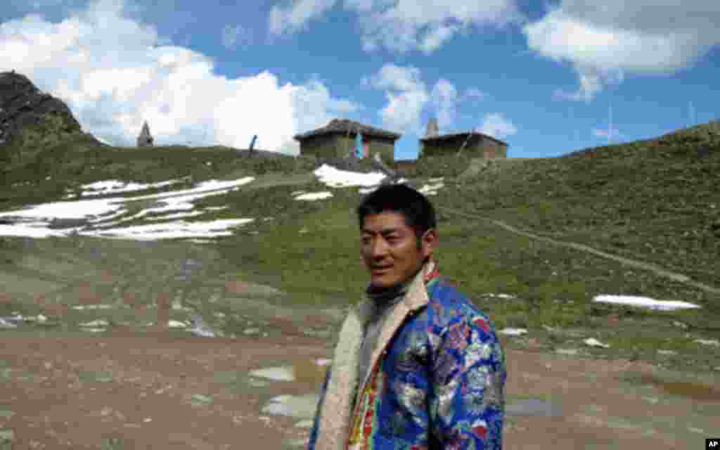 夹金山顶的筑路工人