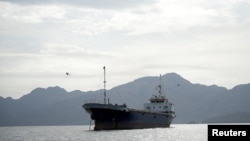 一艘位于阿曼穆桑达姆省沿海霍尔木兹海峡的船只。(2026年4月12日)