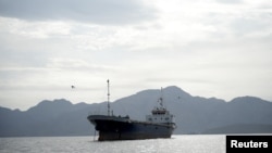 资料照片: 一艘行驶在霍尔木兹海峡、阿曼穆桑达姆省沿岸海域的船只。(2026年4月12日)