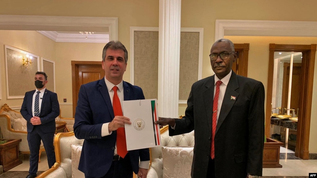 Wasiirka Mukhaabaraadka Israel Eli Cohen (Bidix) iyo Wasiirka Difaaca Sudan Ibrahim Yasin oo dukumintiyo is weydaaranaya kaddib kulan ay ku yeesheen Khartoum January 25, 2021.
