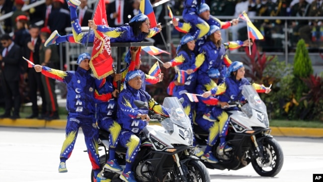 Agentes de policía actúan en motocicletas durante el desfile militar del Día de la Independencia en Caracas, Venezuela, el viernes 5 de julio de 2024. Venezuela celebra 213 años de independencia de España.