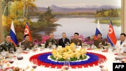 这张拍摄于 2023 年 7 月 26 日、朝鲜官方朝中社 (KCNA) 于 7 月 27 日发布的照片​​显示，俄罗斯国防部长谢尔盖·绍伊古（左三）正在平壤参加欢迎宴会。