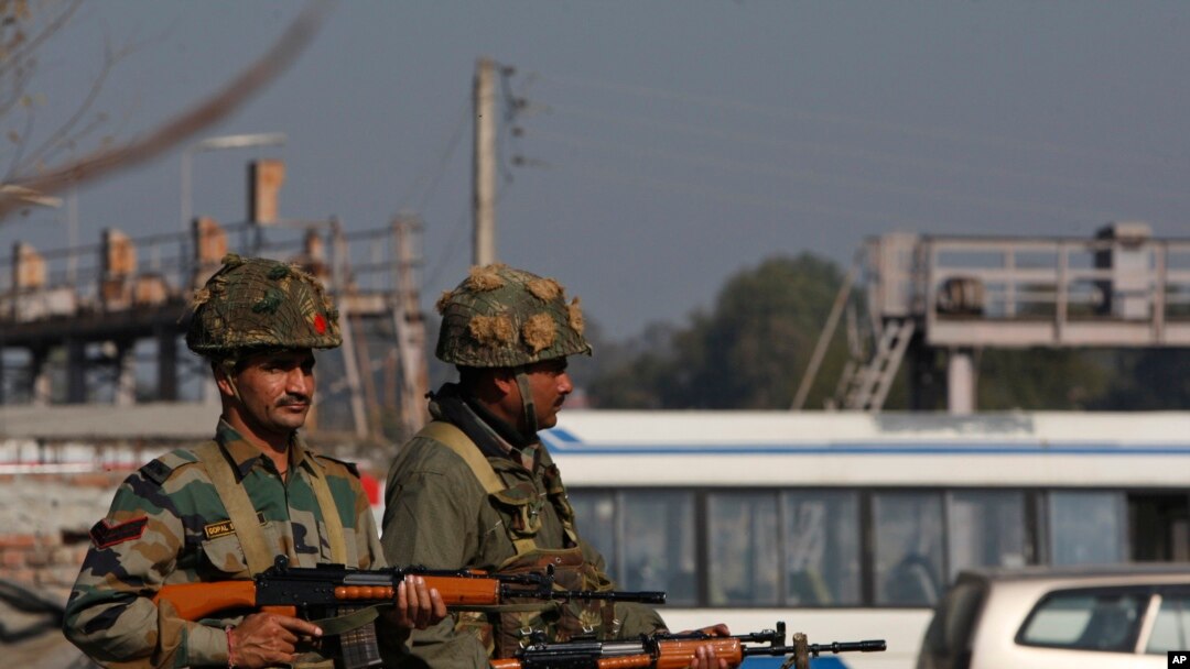 Angkatan darat India berjaga-jaga di luar pangkalan udara di Pathankot, 430 km sebelah utara New Delhi, India, 2 Januari 2016.