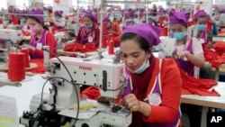 資料照：柬埔寨制衣工廠的女工在工作。（2017年8月30日）
