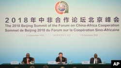 2018年9月4日中國國家主席習近平與南非總統西里爾·拉馬福薩（左）和塞內加爾總統麥基·薩勒在中國北京人民大會堂為2018年中非合作論壇北京峰會舉行聯合記者會。（美聯社照片）