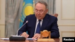 President Kazakhstan Nursultan Nazarbayev menulis pesan saat akan mengumumkan pengunduran dirinya melalui pidato nasional yang ditayangkan melalui televisi di Astana, Kazakhstan, 19 Maret 2019.