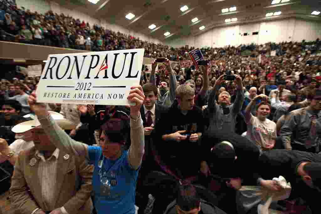 Partidarios de Ron Paul, cellebran la presencia del candidato en la Universidad Estatal de Michigan, en East Lansing.