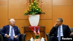 Malaysian Prime Minister Najib Razak, left, and U.S. President Barack Obama speak to reporters after their bilateral meeting before the start of the ASEAN Summit in Kuala Lumpur, Malaysia, Nov. 20, 2015.