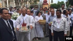 Family members of Pen Sovann, former Cambodian prime minister during the People's Republic of Kampuchea arrived at Than Buddhist temple, in Phnom Penh, on November 2, 2016.