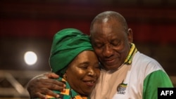 Nkosazana Dlamini-Zuma, à gauche, candidate malheureuse à la course à la présidentielle du Congrès national africain (ANC), félicite le vainqueur, Cyril Ramaphosa, à droite (devenu le nouveau président sud-africain), ici, lors de la 54ème conférence du pa