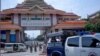 Chinese border police guards keep watch as migrant workers return from China at the Myanmar border gate in Muse in Shan state on May 12, 2020. - Hundreds of migrant workers, who had been trapped in China as a result of the COVID-19 novel coronavirus pande