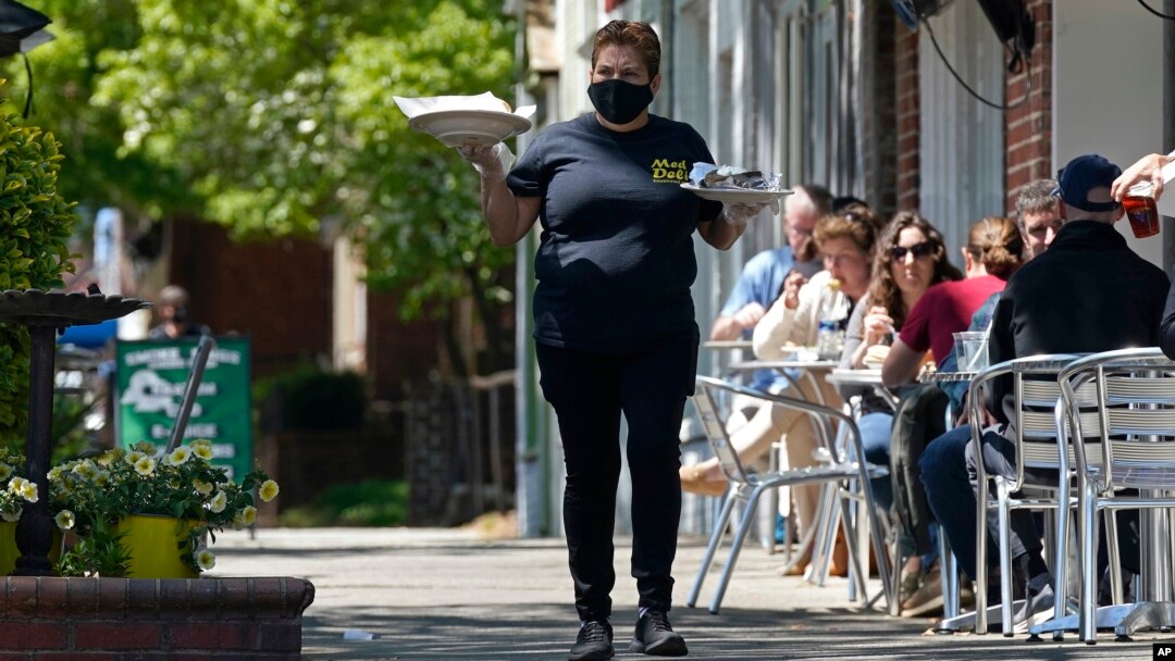 ARCHIVO - Una mesera sirve comida en un restaurante de Chapel Hill, Carolina del Norte, el 16 de abril de 2021. 
