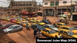 Embouteillages à moins de 5 minutes du stade omnisports de Yaoundé, au Cameroun, le 28 février 2018. (VOA/Emmanuel Jules Ntap)