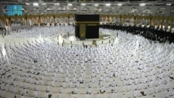 Tempat paling suci bagi umat Islam, Ka'bah di kota Mekkah pada akhir bulan Ramadan lalu (foto: dok). 