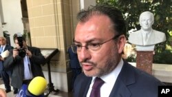 El secretario de Relaciones Exteriores de México, Luis Videgaray, habla con periodistas en la Organización de los Estados Americanos en Washington DC. Junio 26 de 2018. (AP Photo/Luis Alonso Lugo)