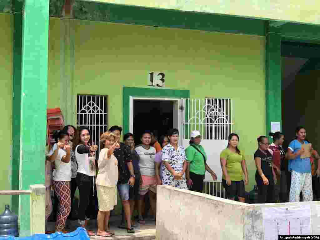 Warga binaan usai melaksanakan hak pilih di TPS yang ada di Lapas Perempuan Klas II A Tanjung Gusta, Medan, Rabu, 17 April 2019. (Foto: Anugrah Andriansyah/VOA)