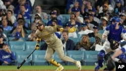 Luis Arráez, de los Padres de San Diego, observa su roletazo durante la quinta entrada de un partido de béisbol contra los Dodgers de Los Ángeles, el jueves 26 de septiembre de 2024, en Los Ángeles. 