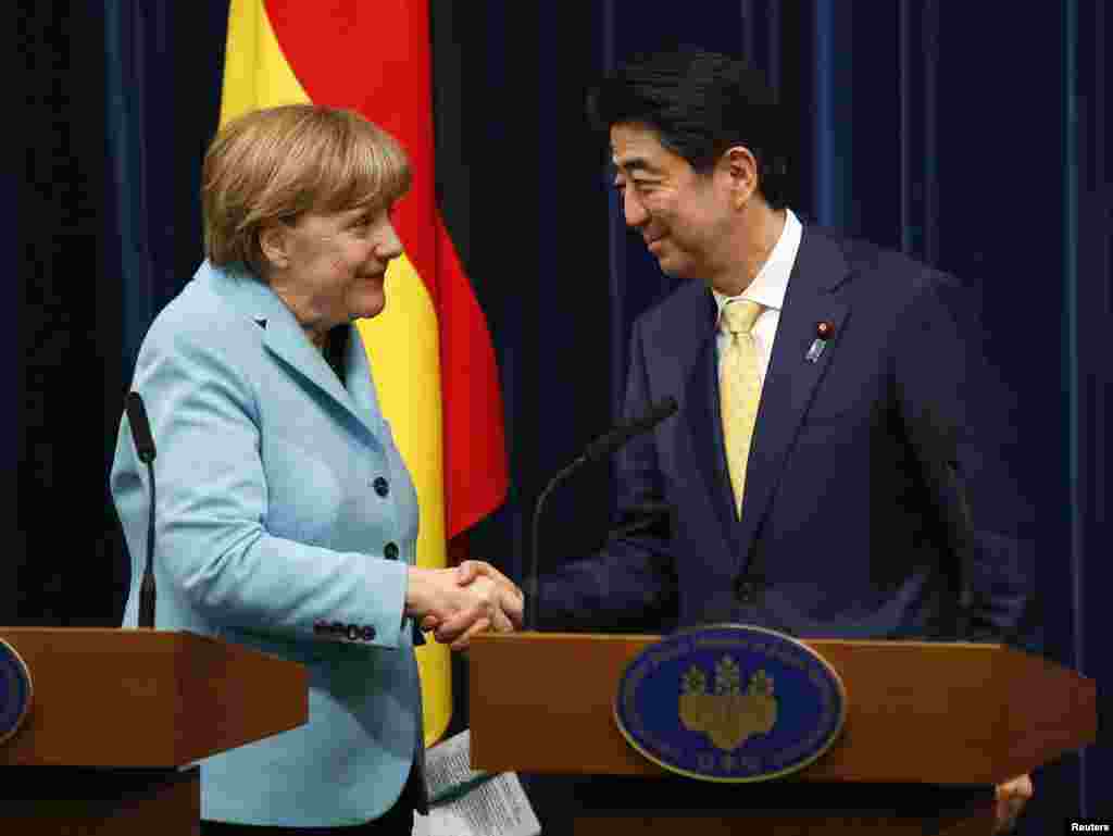 Angela Merkel və Şinzo Abe mətbuat konfarsında &nbsp;