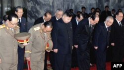 Koreanoveriorët të pikëlluar nga vdekja e udhëheqësit të tyre Kim Jong Il