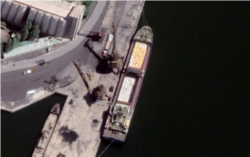 남포 석탄 항에 정박한 선박에 하얀 포대가 실려 있다. 자료=Maxar Technologies / Google Earth