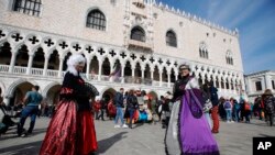 El colorido carnaval de Venecia, una tradición de siglos, fue suspendido por las autoridades debido a la presencia del coronavirus en el norte de Italia.