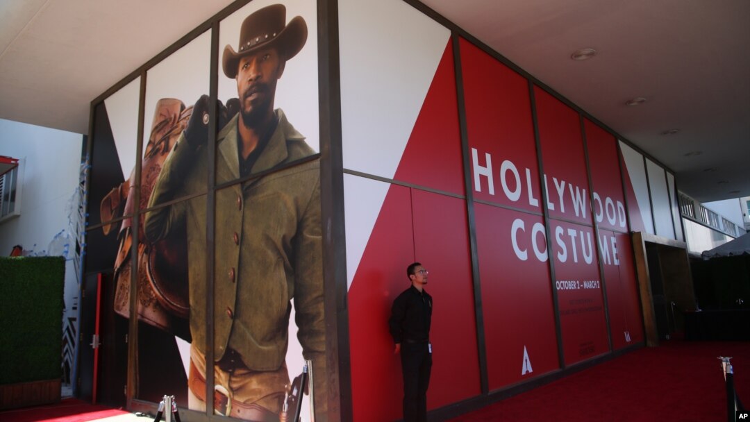 Pameran "Hollywood Costume" menampilkan kostum-kostum yang dikenakan dalam film-film oleh Charlie Chaplin, Marlene Dietrich, Bette Davis, Elizabeth Taylor, superhero dan lainnya di Los Angeles.