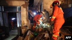 Spasioci pretražuju kuću u potrazi za preživjelima nakon zemljotresa u selu Kangdiao, Dahejia, okrug Jishishan, u sjeverozapadnoj kineskoj provinciji Gansu 19. decembra 2023. godine.