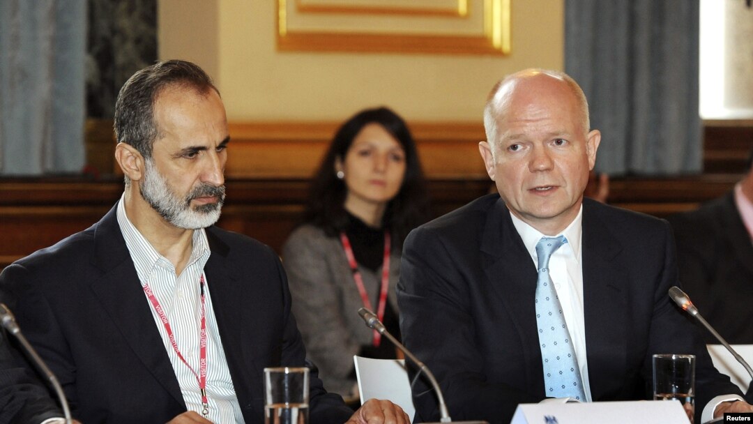 Pemimpin koalisi oposisi Suriah Mouaz al-Khatib (kiri) dalam pertemuan dengan Menteri Luar Negeri Inggris William Hague. (Foto: Dok)