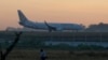 ရန်ကုန်အပြည်ပြည်ဆိုင်ရာလေဆိပ်ရှိ လေယာဉ်ပြေးလမ်းပေါ်မှာ တွေ့ရတဲ့ မြန်မာ့လေကြောင်းလိုင်းက လေယာဉ်တစင်း။ (ဇန်နဝါရီ ၁၁၊ ၂၀၁၈)