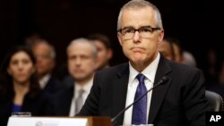 El memo se refiere a una conversación que McCabe tuvo con el subsecretario de Justicia, Rod Rosenstein, sobre los preparativos de Rosenstein para el despido de Comey.