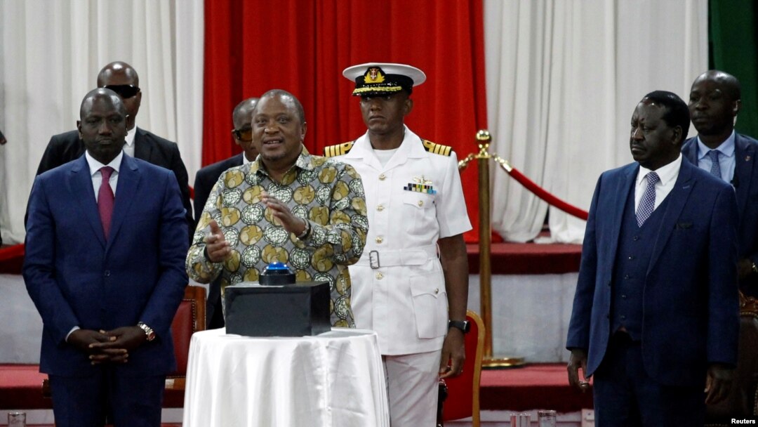 Perezida wa Kenya, Uhuru Kenyatta, icegera ciwe William Ruto hamwe n'uwo batavuga rumwe Raila Odinga batanguza umugambi wa reta wo kurondera icohuza abanyakenya.